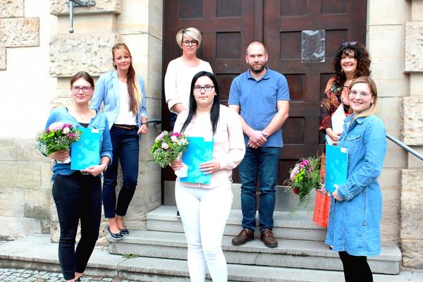 Bild vergr&ouml;&szlig;ern: Jennifer Lefler, Ausbildungsleiterin Jessica K&ouml;hler, Personalr&auml;tin Nicole May, Annalena M&ouml;nch, Philipp Griep vom Personalamt, Landr&auml;tin Petra Enders und Juliane Priebs.