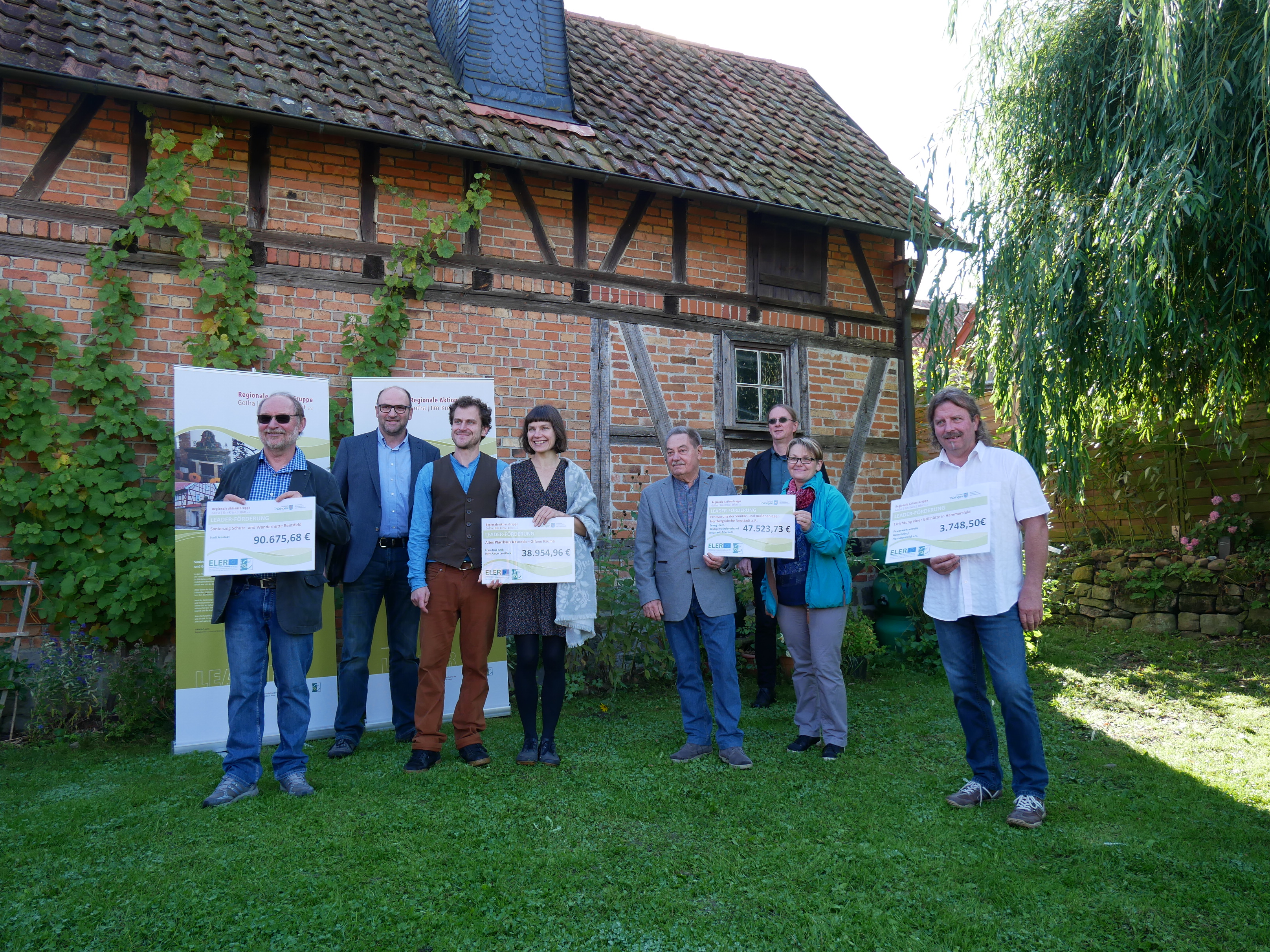 Die Projekttr&auml;ger*innen des Pfarrhauses in Neuroda, der Herrbergskirche in Neustadt, der Grillh&uuml;tte in Hammersfeld und der Wanderh&uuml;tte in den Reinsbergen erhalten Unterst&uuml;tzung durch die RAG Gotha-Ilm-Kreis-Erfurt.