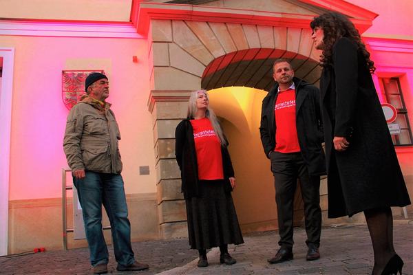 Bild vergr&ouml;&szlig;ern: Mit einer Lichtaktion machten Landr&auml;tin Petra Enders, J&ouml;rg Baumann von der IG Jazz und Anja Jahnel und Enrico R&ouml;thling von der AlarmstufeRot auf die Krise in der Veranstaltungswirtschaft aufmerksam.