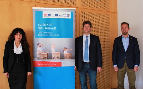 Bild vergr&ouml;&szlig;ern: Landr&auml;tin Petra Enders, Andreas Kuhn von der LEG und Arnstadts Wirtschaftsf&ouml;rderer J&ouml;rg Neumann werben f&uuml;r den Pendlertag am 6. November in Arnstadt.