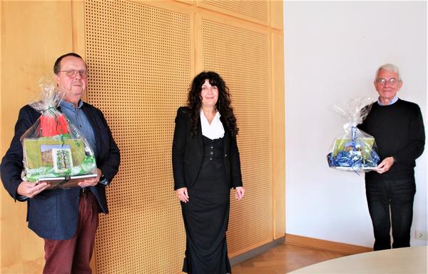 Bild vergrößern: Wolfgang Rauprich (links) und Karl-Heinz Schmidt erhielten von Landrätin Petra Enders ein Dankeschön für ihre Arbeit für die Technologieregion Arnstadt-Ilmenau.