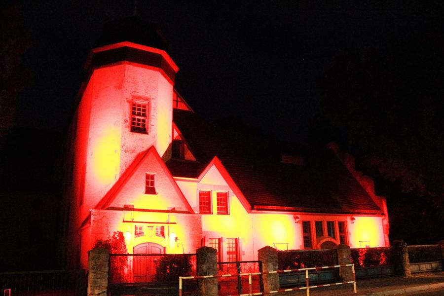 Bei einer Lichtaktion des Landkreises am 3. Oktober 2020 erstrahlte auch die FH Kunst in sattem Rot und erinnerte in der Pandemie an die Notlage der Kulturschaffenden.