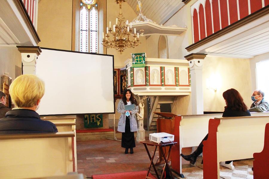 Landr&auml;tin Petra Enders dankte in der Dosdorfer Kirche allen Unterst&uuml;tzerInnnen, die bei der Sanierung des Fledermausquartieres mitgewirkt haben