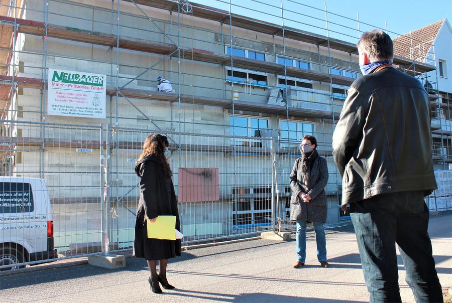 Landr&auml;tin Petra Enders, Schulleiterin Marion Tr&ouml;ster und Architekt Erdmann-Johannes Steffani vor dem neuen Anbau an die Regelschule Geratal