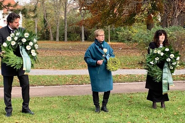 Bild vergrößern: Bürgermeister Frank Spilling, Superintendentin Elke Rosenthal und Landrätin Petra Enders gedenken der Opfer des Novemberpogroms.