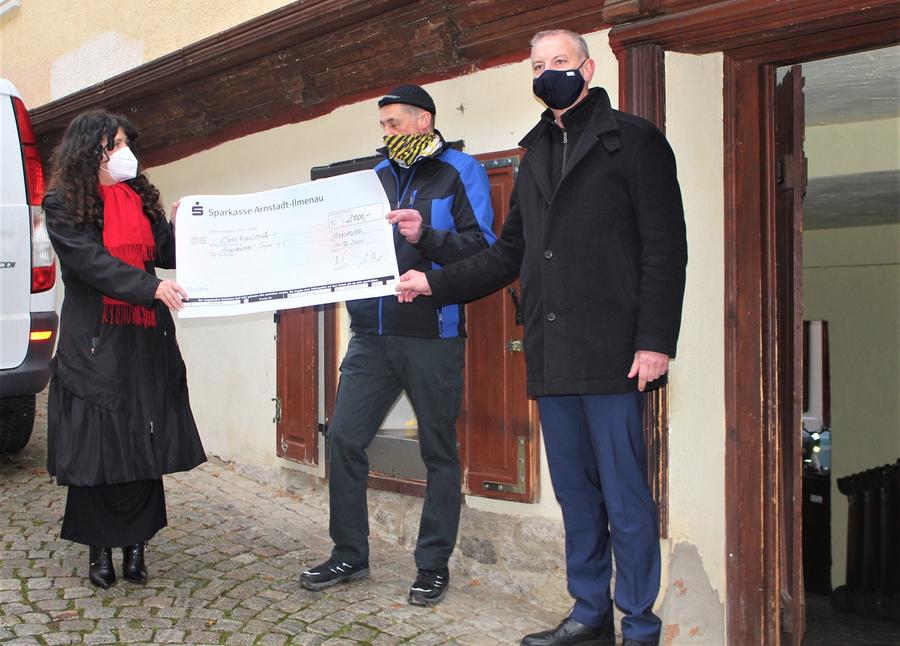 Landr&auml;tin Petra Enders und Sparkassen-Vorstandsvorsitzender Marco Jacob &uuml;bergaben G&uuml;nther Sattler von der Tafel in Arnstadt 2000 Euro Spende.