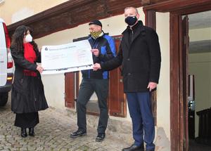 Bild vergr&ouml;&szlig;ern: Landr&auml;tin Petra Enders und Sparkassen-Vorstandsvorsitzender Marco Jacob &uuml;bergaben G&uuml;nther Sattler von der Tafel in Arnstadt 2000 Euro Spende.