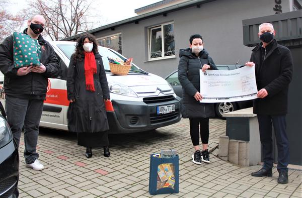 Bild vergr&ouml;&szlig;ern: &Uuml;ber Tierfutter und 750 Euro, &uuml;berreicht von Landr&auml;tin Petra Enders und Sparkassen-Vorstandsvorsitzenden Marco Jacob freuen sich Andreas K&uuml;hnel und Nadine Vollrath.