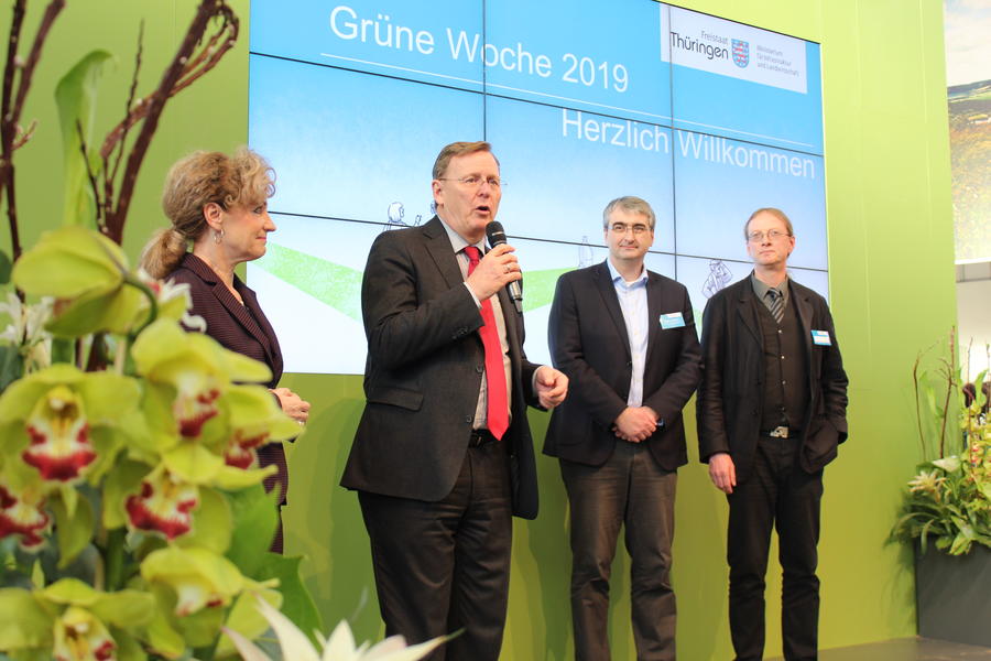 Bodo Ramelow &uuml;bergab den Gastgeberauftrag f&uuml;r die Gr&uuml;ne Woche in der Th&uuml;ringenhalle symbolisch an den Ilm-Kreis (Birgit Keller, Bodo Ramelow, Marko Wolfram, Kay Tischer)