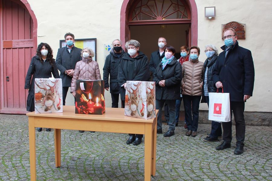 Landr&auml;tin Petra Enders, B&uuml;rgermeister Frank Spilling und Sparkassenvorstandsvorsitzender Marco Jacob zu Besuch bei der &Ouml;kumenischen Gastfreundschaft.