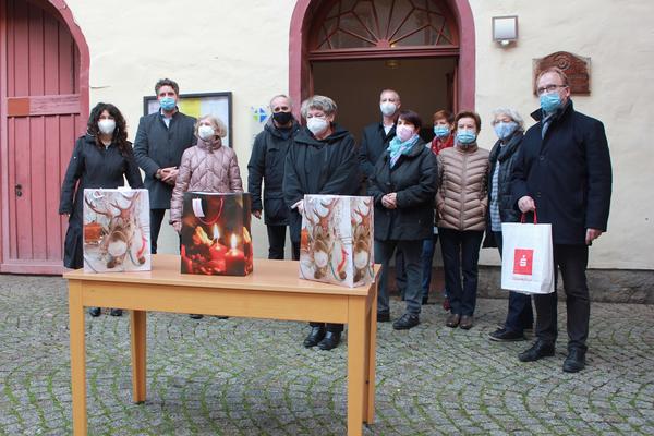 Bild vergr&ouml;&szlig;ern: Landr&auml;tin Petra Enders, B&uuml;rgermeister Frank Spilling und Sparkassenvorstandsvorsitzender Marco Jacob zu Besuch bei der &Ouml;kumenischen Gastfreundschaft.
