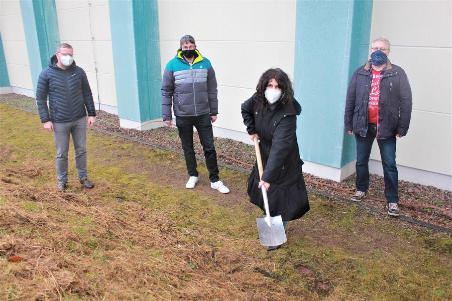 B&uuml;rgermeister Dominik Straube, Schulleiter Sven Kummer, Landr&auml;tin Petra Enders, Sektionsleiter Ren&eacute; Holtmann beim Baustart f&uuml;r die Turnhallenerweiterung in Gr&auml;fenroda.