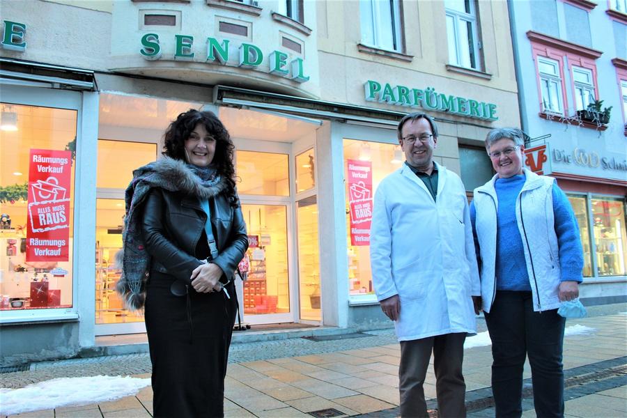 Landr&auml;tin Petra Enders besuchte noch einmal die Traditionsdrogerie von Manfred und Gabriele Sendel, die auf 111 Jahre Unternehmertum zur&uuml;ckschauen.