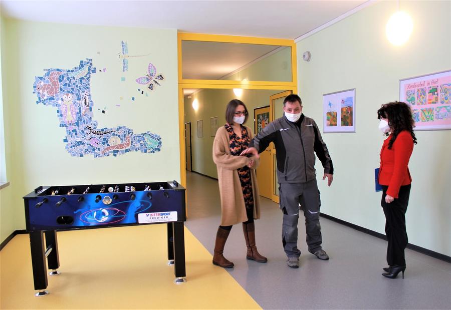 Schulleiterin Anja Wiesner-Belau, Hausmeister Matthias Kranhold und Landr&auml;tin Petra Enders in der neu sanierten Grundschule Martinroda.
