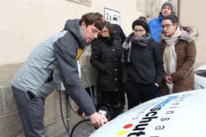 Bild vergr&ouml;&szlig;ern: Felix Schmigalle erkl&auml;rt, wie die E-Autos aufgeladen werden