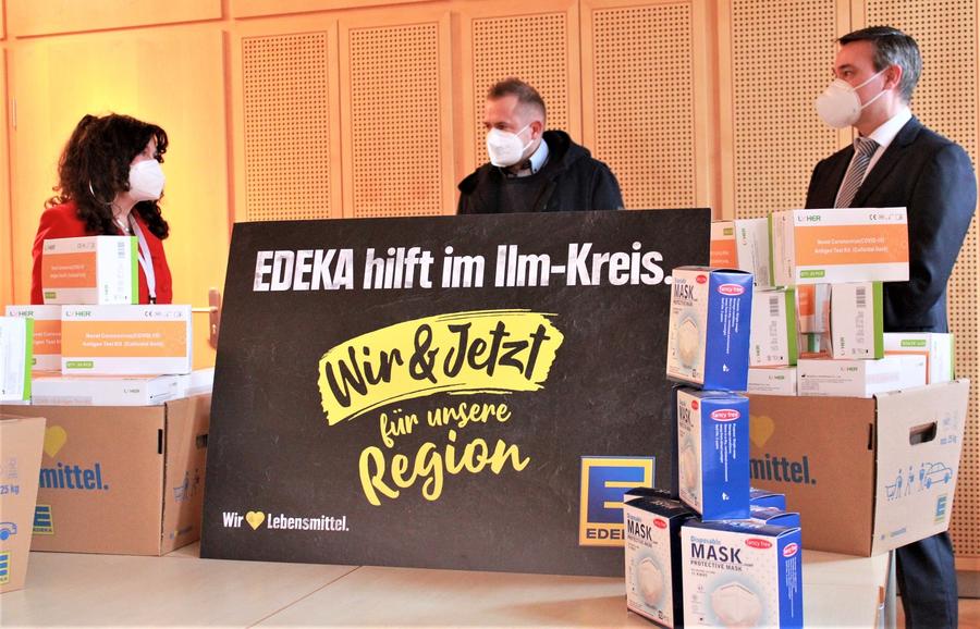 Landr&auml;tin Petra Enders, Kreistagsmitglied Lars Pitan und Regionalleiter bei EDEKA, J&ouml;rg Junghanns, mit den Masken und Schnelltests f&uuml;r den Ilm-Kreis.