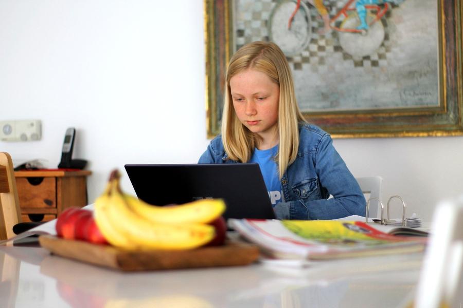 Der Bund gew&auml;hrt sozial bed&uuml;rftigen Familien einen enmaligen Zuschuss f&uuml;r die Anschaffung eines Endger&auml;ts f&uuml;r den Heimunterricht.