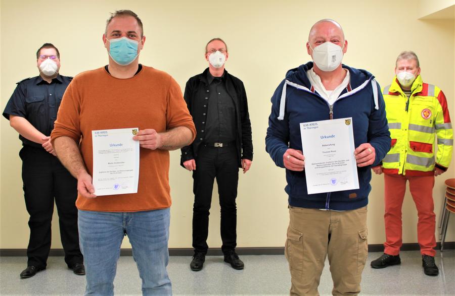 Amtsleiter Sebastian Arnold, Beigeordneter Kay Tischer und ASB-Rettungsdienstleiter Hans-J&uuml;rgen Behringer mit dem Zugf&uuml;hrer Martin Gr&uuml;tzm&uuml;ller und Thomas Rose