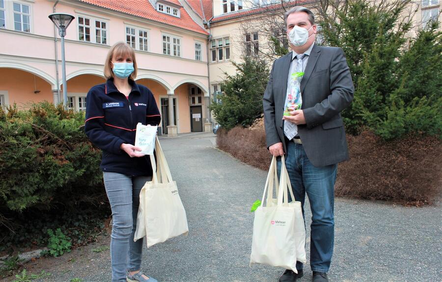 Nicole Wei&szlig;ensee von den Maltesern &uuml;bergibt Sozialamtsleiter Wolfgang Krannich die Ostergeschenke f&uuml;r die Kinder.