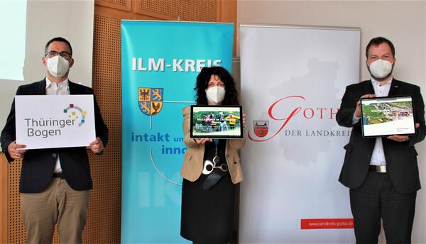 Bild vergrößern: Regionalmanager Christian Schmidt, Landrätin Petra Enders und Landrat Onno Eckert präsentieren den Thüringer Bogen.