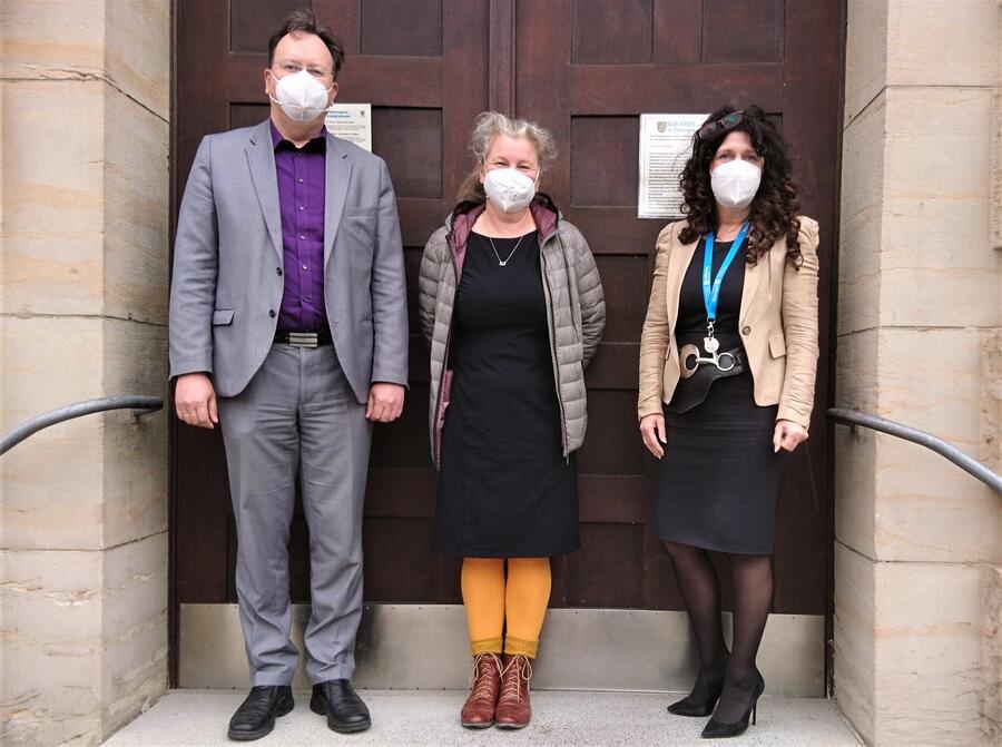 IKK-Gesch&auml;ftsf&uuml;hrer Dr. Marcel John, Chef&auml;rztin Dr. med. Heike Schlegel-H&ouml;fner und Landr&auml;tin Petra Enders.