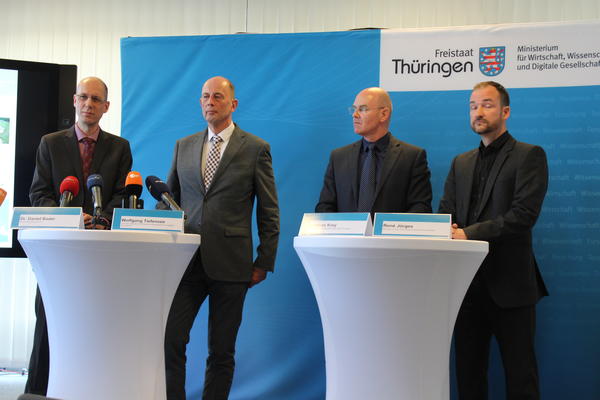 Bild vergr&ouml;&szlig;ern: Dr. Daniel Bader, Wirtschaftsminister Wolfgang Tiefensee, Andreas Krey und Ren&eacute; J&ouml;rges im Pressegespr&auml;ch.