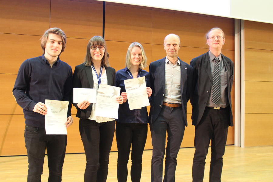 Alexander Bock, Paula Laubeck, Laura Schramm, Regionalwettbewerbsleiter Jens K&ouml;nig und der Beigeordnete Kay Tischer
