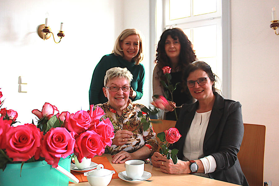 Eleonore M&uuml;hlbauer, Petra Enders, Beate Kretschmar und Katrin Hoh geht es beim Frauenkampftag nicht nur um Blumen, sondern auch politische Aussagen.