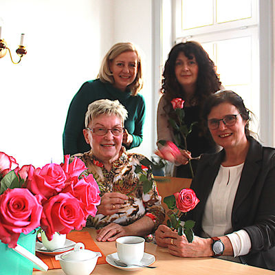 Bild vergrößern: Eleonore Mühlbauer, Petra Enders, Beate Kretschmar und Katrin Hoh geht es beim Frauenkampftag nicht nur um Blumen, sondern auch politische Aussagen.