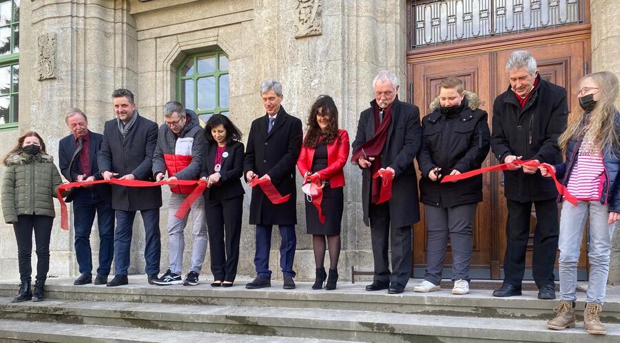 Feierliche &Uuml;bergabe der Regelschule "Am Schloss Neideck" am Schlossplatz in Arnstadt mit Th&uuml;ringens Bildungsminister Helmut Holter, Landr&auml;tin Petra Enders, Schulleiterin Carola Gorke