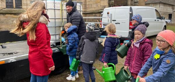 Bild vergrößern: Erstklässler der Grundschule Stadtilm sorgen für ökologische Oase