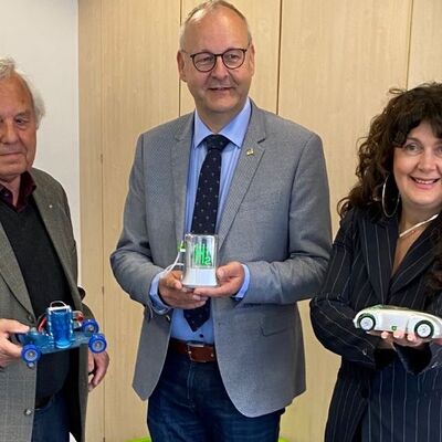 Bild vergr&ouml;&szlig;ern: &Uuml;bergabe Modelle 3D-HYSOLAR-Home-Projekt