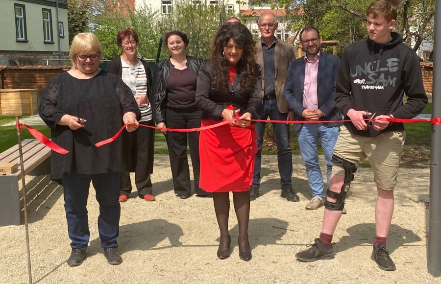 Er&ouml;ffnung der Au&szlig;enanlagen in der Villa Franz in Arnstadt mit Schulleiterin Petra Poppe, Landr&auml;tin Petra Enders und einem Sch&uuml;lervertreter.