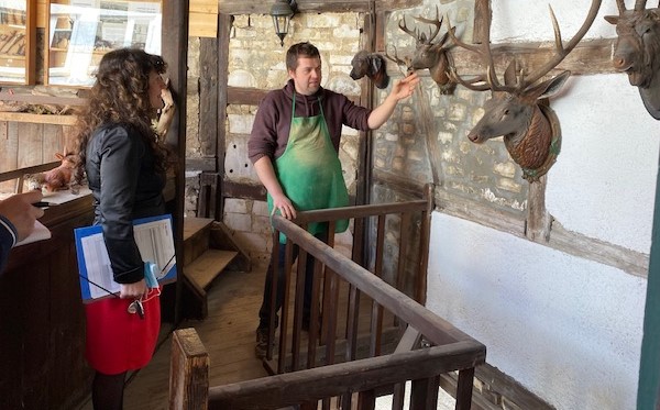 Landr&auml;tin Petra Enders mit Sven Berrar in der Zwergstatt Gr&auml;fenroda