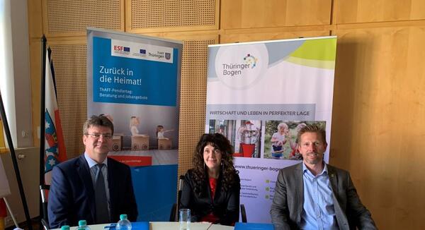 Bild vergr&ouml;&szlig;ern: Andreas Knuhr von der THAFF, Landr&auml;tin Petra Enders und J&ouml;rg Neumann von der Wirtschaftsf&ouml;rderung der Stadt Arnstadt