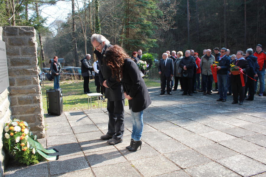 Der Beigeordnete Eckhard Bauerschmidt und Landr&auml;tin Petra Enders bei der Kranzniederlegung.