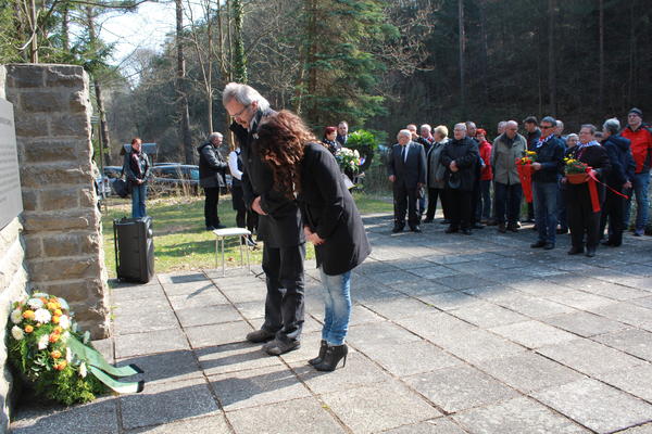 Bild vergr&ouml;&szlig;ern: Der Beigeordnete Eckhard Bauerschmidt und Landr&auml;tin Petra Enders bei der Kranzniederlegung.