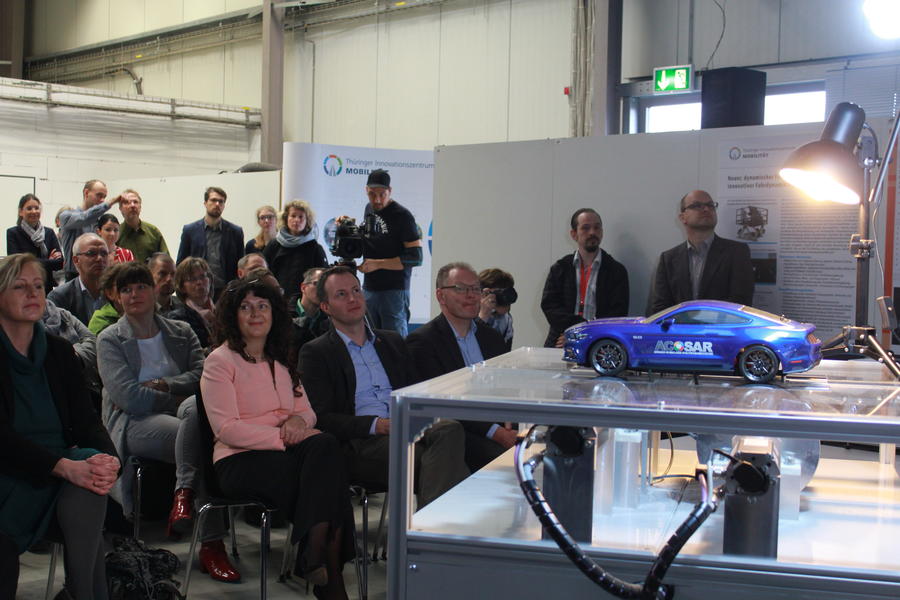In Echtzeit k&ouml;nnen die simulierten Fahrten und Reaktionen auf Modellautos und Pr&uuml;fst&auml;nde &uuml;bertragen werden.