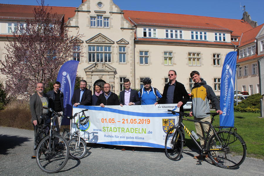 J&ouml;rg Baumann, Stefan R&ouml;der, Franz-Josef Willems, Katharina Cherubim, Alexander Grube, Daniel Schulthei&szlig;, Eckhard Bauerschmidt, Kay Tischer und  Felix Schmigalle (von links) werben f&uuml;rs Stadt- und Schulradeln.