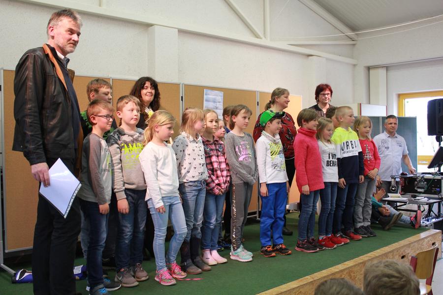 Die Sch&uuml;lerinnen und Sch&uuml;ler aus St&uuml;tzerbach erhielten einen Sonderpreis f&uuml;r Nachhaltigkeit im Solarbauwettbewerb.