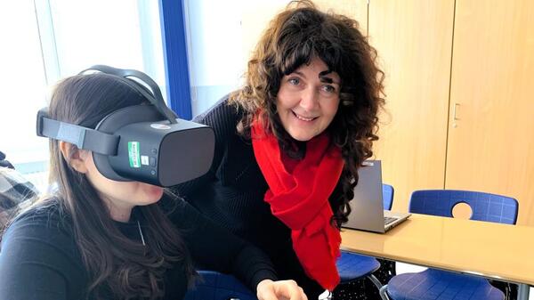 Bild vergr&ouml;&szlig;ern: &Uuml;bergabe VR-Brillen