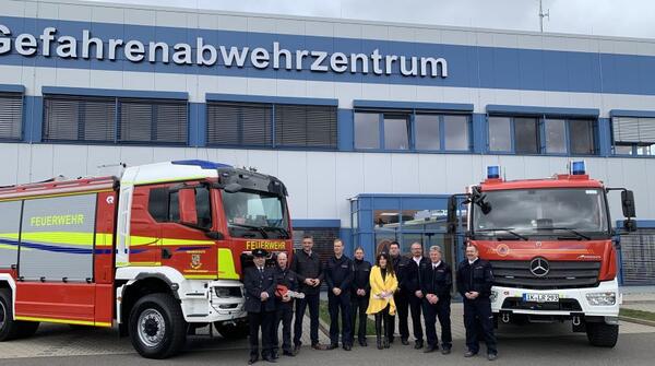 Bild vergr&ouml;&szlig;ern: &Uuml;bergabe Feuerwehrfahrzeuge