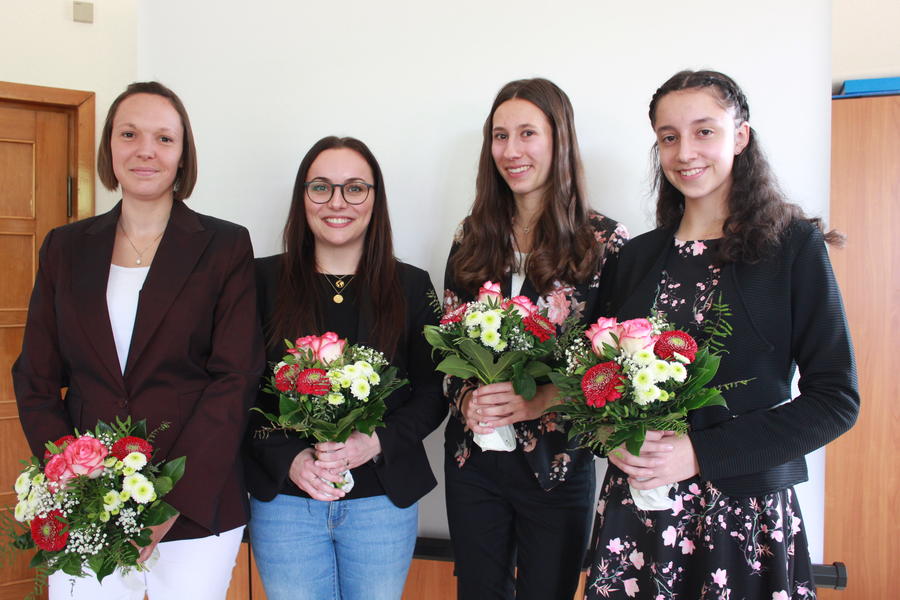 Sandra R&ouml;hricht, Julia B&uuml;ttner, Nadine Romei&szlig;en und Janica Becker (v.l.) sind die neuen Auszubildenden im Landratsamt.