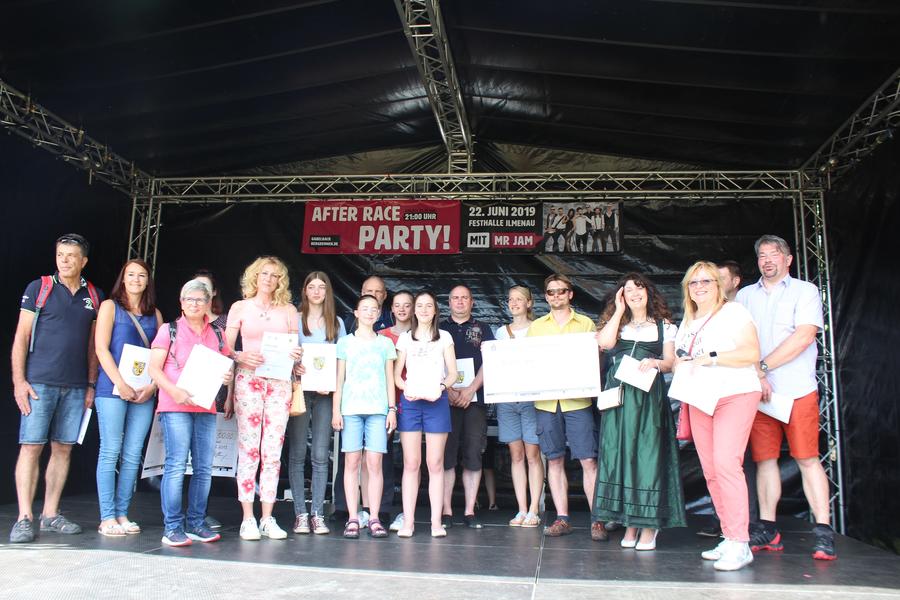 Das sind die Preistr&auml;gerinnen und Preistr&auml;ger des Stadt- und Schulradelns 2019 im Ilm-Kreis, zusammen mit Arnstadts Beigeordnete Martina Lang, Landr&auml;tin Petra Enders und Franz-Josef Willems von der Initiative Erfurter Kreuz.