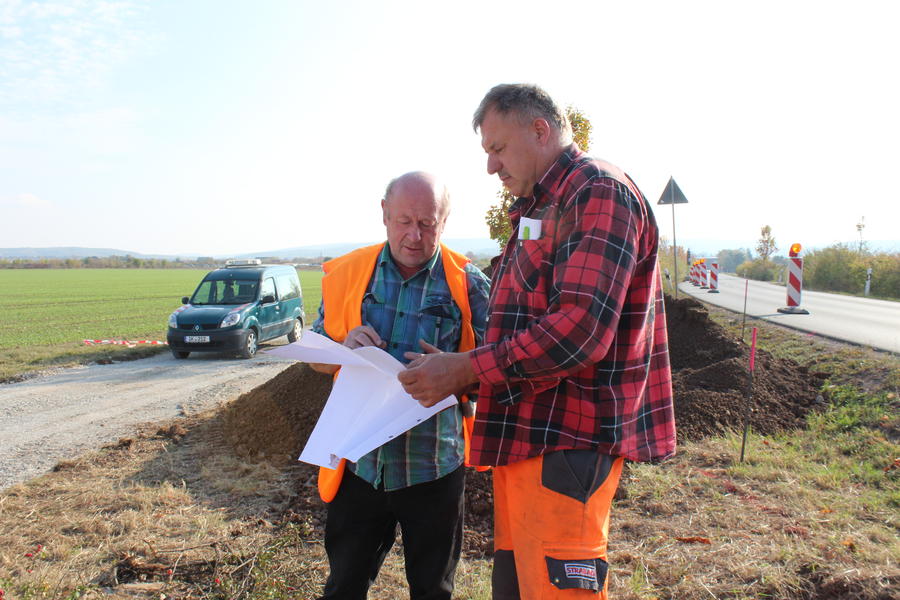 Klaus-Dieter Scholl vom Amt f&uuml;r Geb&auml;ude und Liegenschaften im Gespr&auml;ch mit dem Strabag-Vertreter zu den n&auml;chsten Bauabschnitten zum Radweg an der K13.