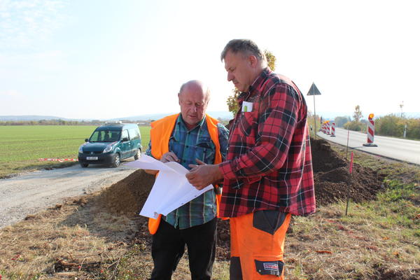 Bild vergrößern: Klaus-Dieter Scholl vom Amt für Gebäude und Liegenschaften im Gespräch mit dem Strabag-Vertreter zu den nächsten Bauabschnitten zum Radweg an der K13.