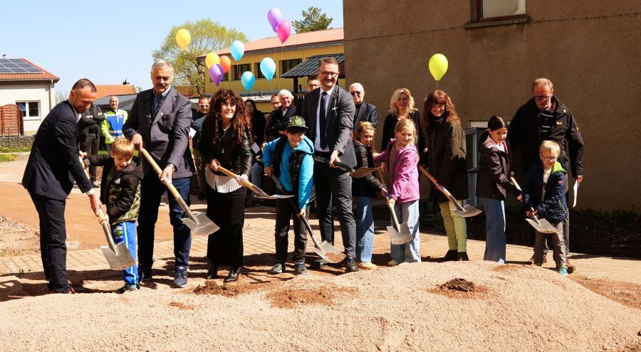 Spatenstich Sanierung Grundschule Holzhausen