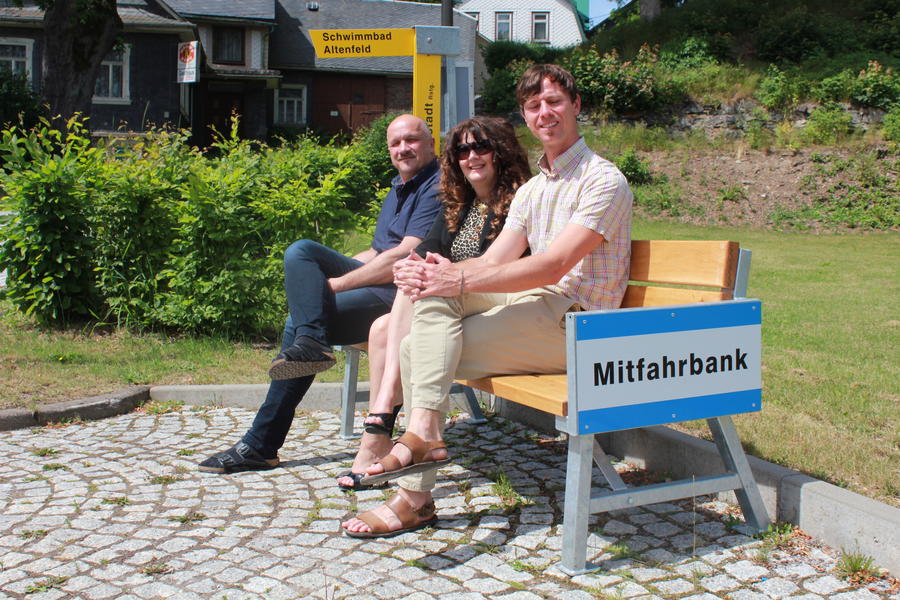 Peter Grimm, Petra Enders und Felix Schmigalle auf der Mitfahrbank in Altenfeld am B&uuml;rgerhaus.