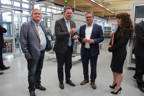Bild vergr&ouml;&szlig;ern: Arnstadts Beigeordneter Georg Br&auml;utigam, Bodo Ramelow, AWM-Chef Ren&eacute; Scharn und Petra Enders.