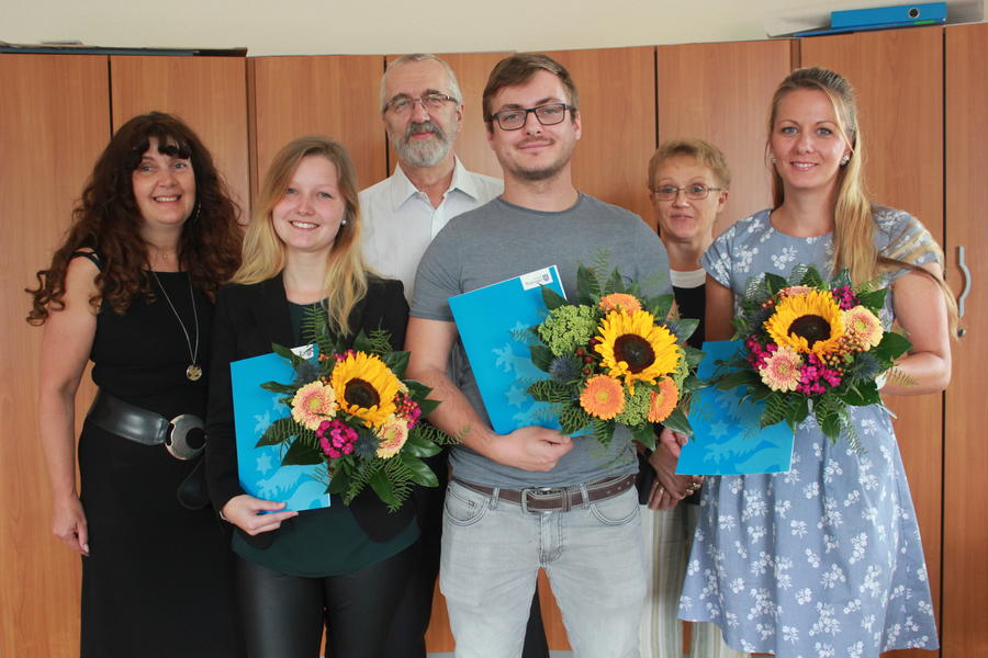 Landr&auml;tin Petra Enders, Stephanie Gehlhaar, Personalchef Dr. Alexander M&uuml;ller, Michael E&szlig;linger, Carola Kott vom Personalrat und Jessica K&ouml;hler.